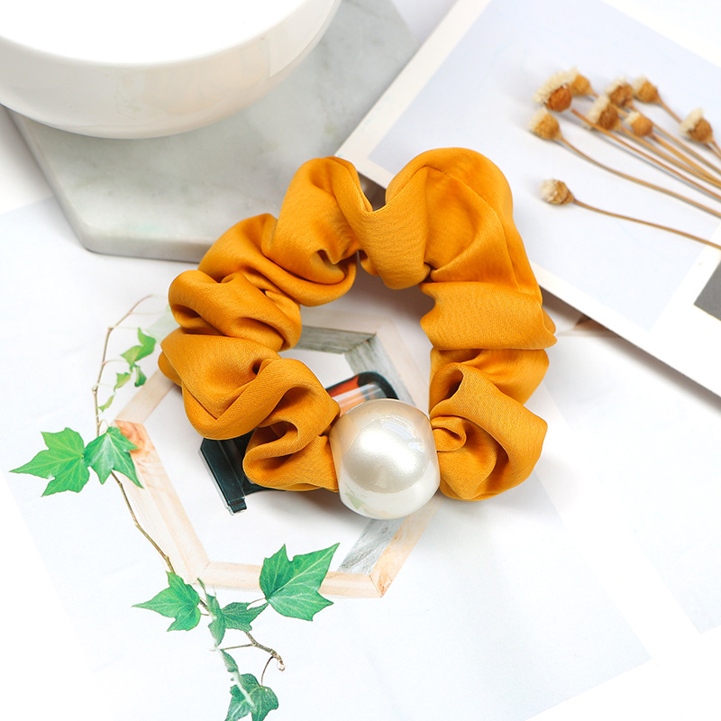 ヘアアクセサリー 大粒パール付きサテン生地のシュシュ