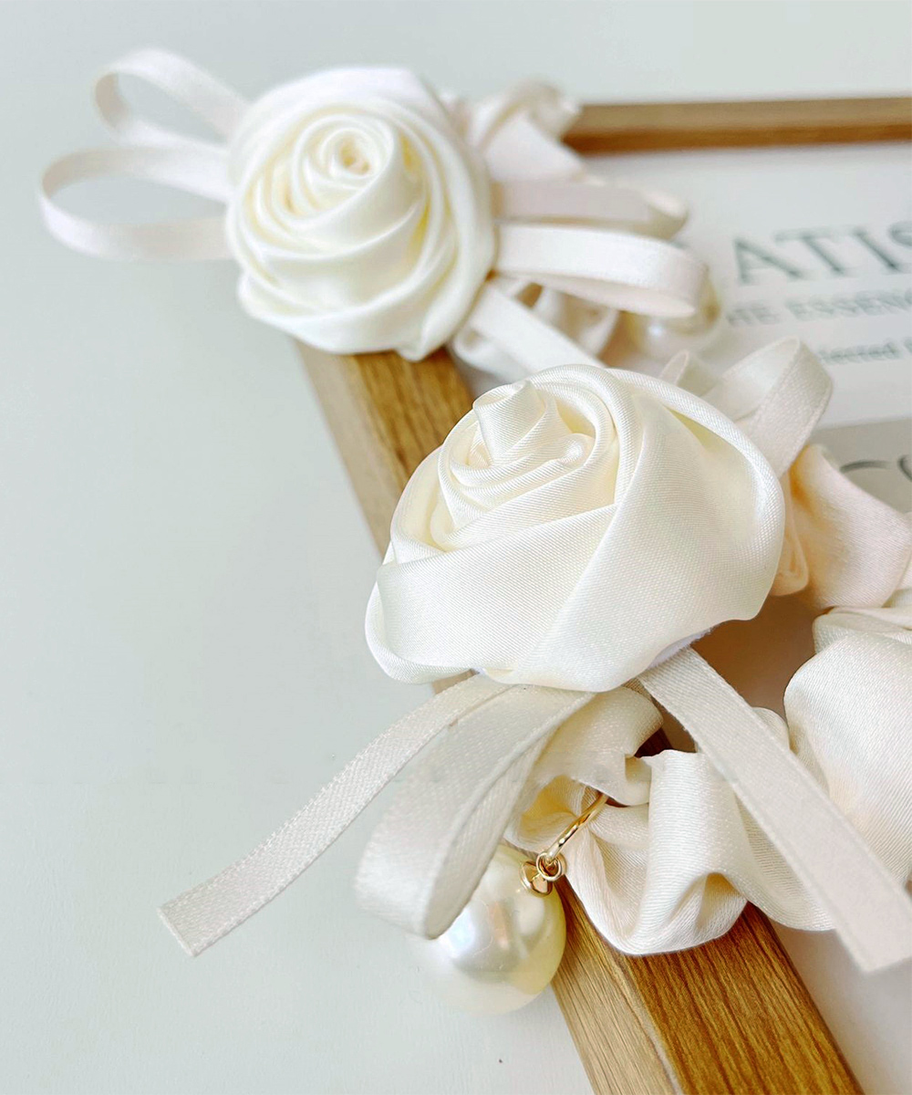 ヘアアクセサリー 薔薇モチーフ サテンシュシュ パール付きヘアゴム