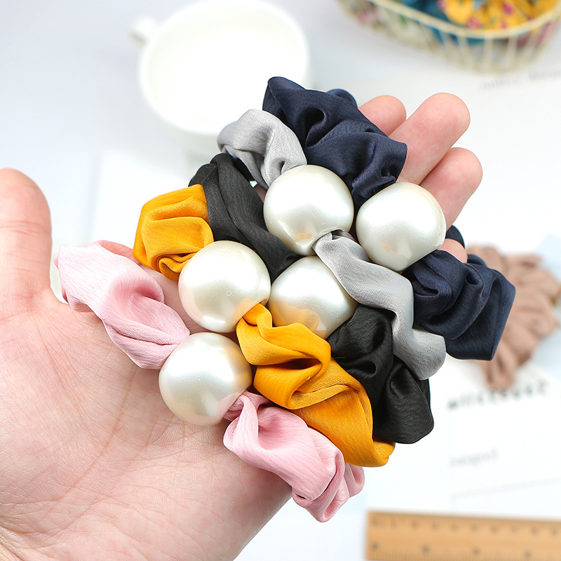 ヘアアクセサリー 大粒パール付きサテン生地のシュシュ