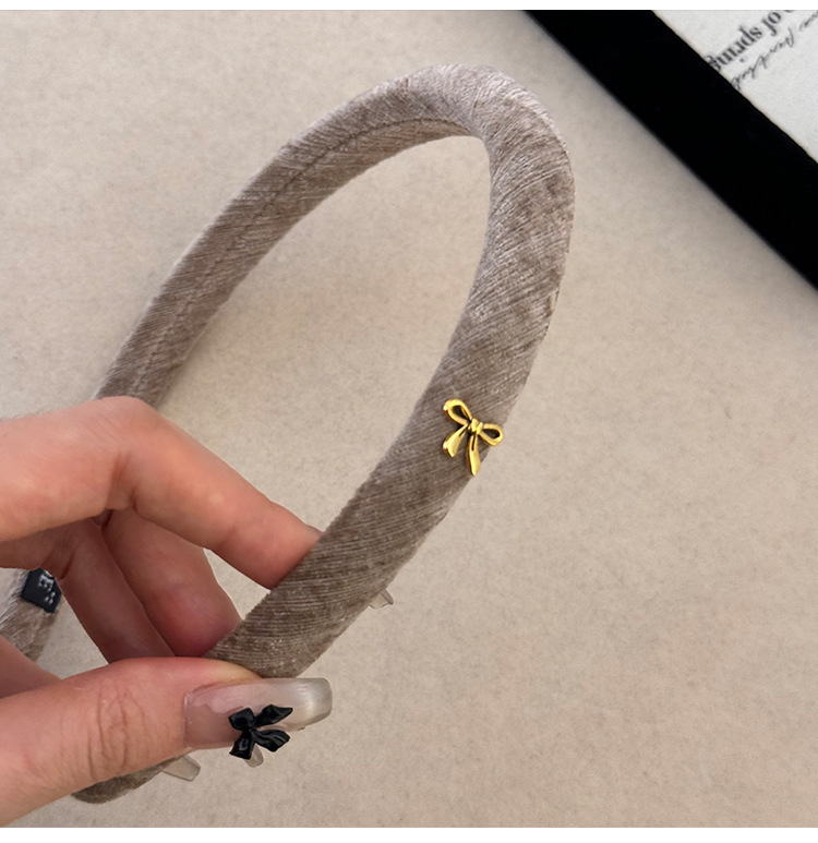 ヘアアクセサリー 小さな金属リボンモチーフ付き布巻きカチューシャ