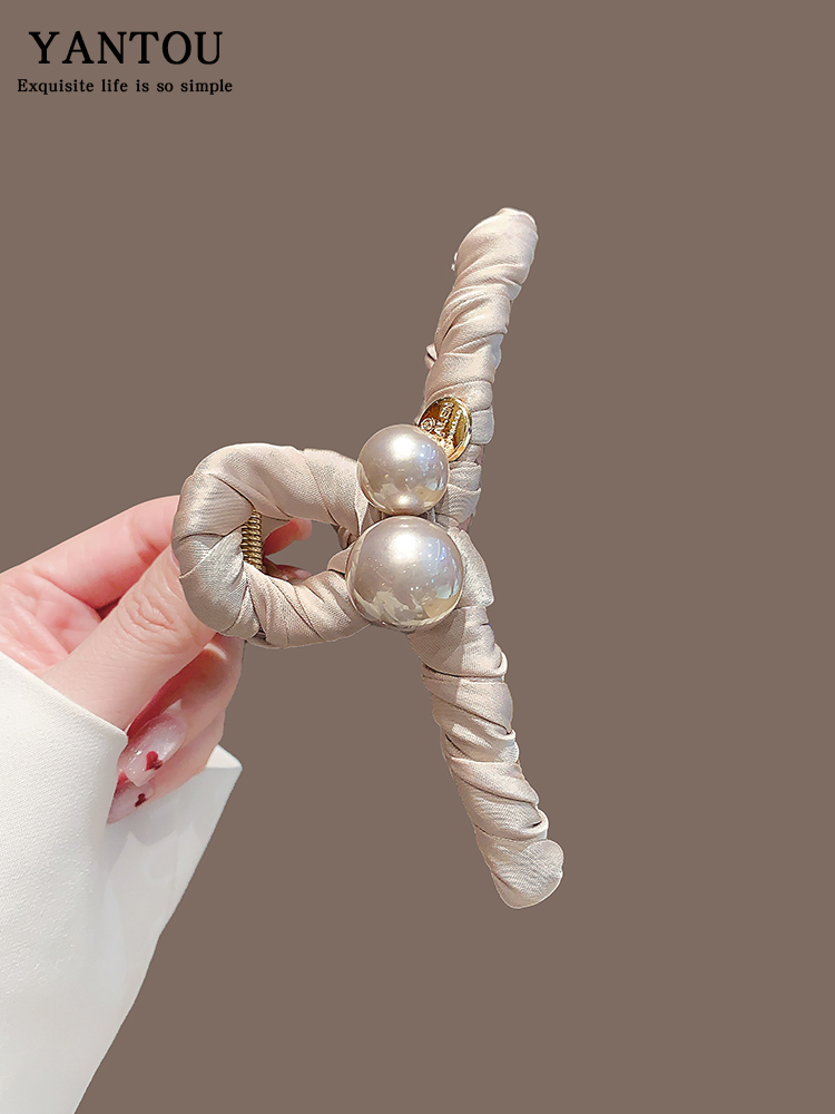 ヘアアクセサリー 結び目パール三角バレッタ
