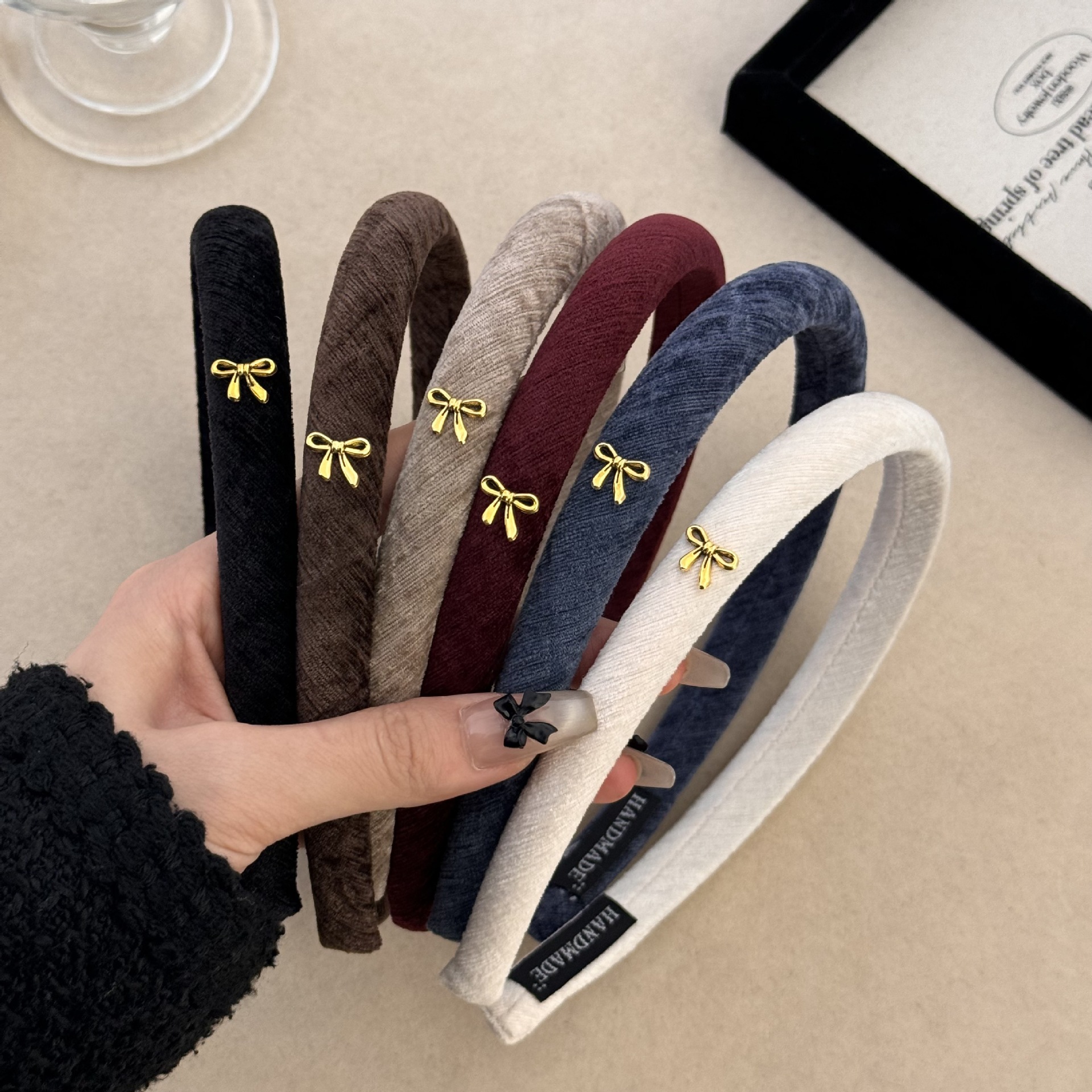 ヘアアクセサリー 小さな金属リボンモチーフ付き布巻きカチューシャ