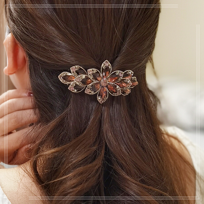 ヘアアクセサリー 華やかビジュー花型バレッタ