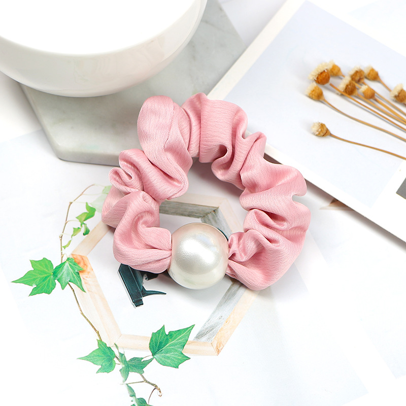 ヘアアクセサリー 大粒パール付きサテン生地のシュシュ