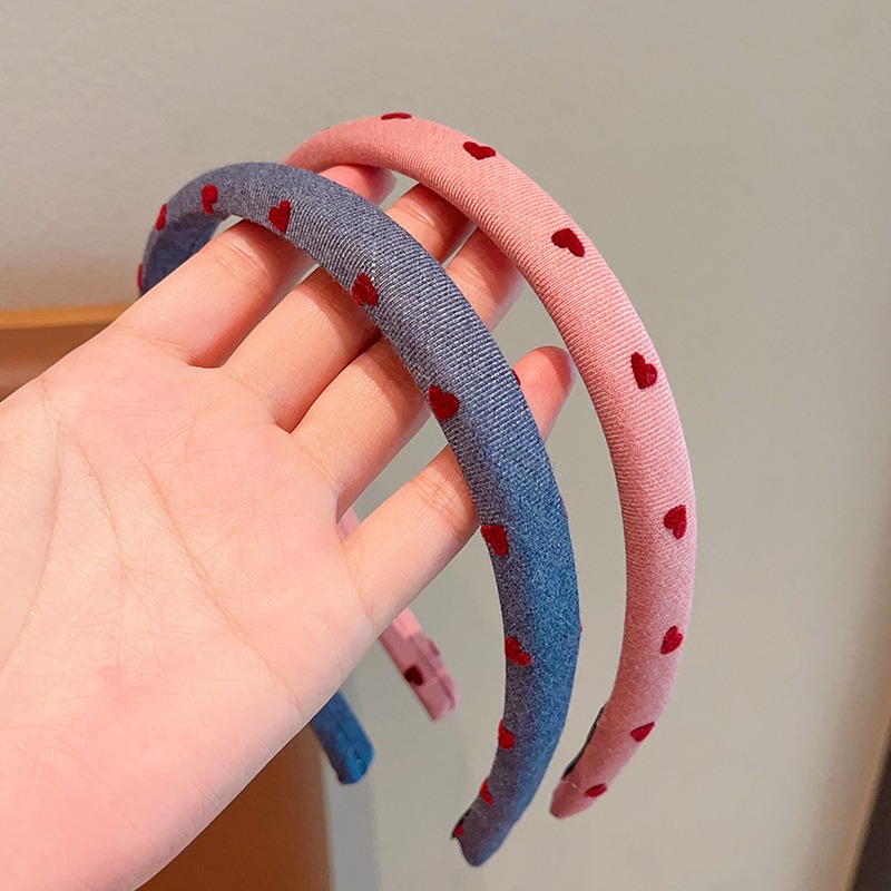 ヘアアクセサリー ハート刺繍の細身カチューシャ
