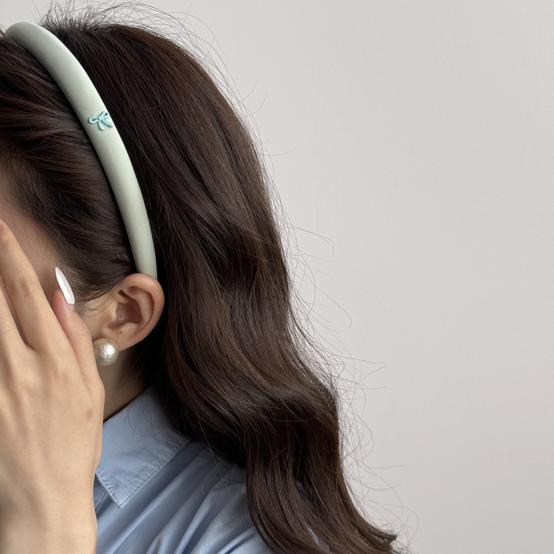 ヘアアクセサリー 小さなリボンモチーフの細身カチューシャ