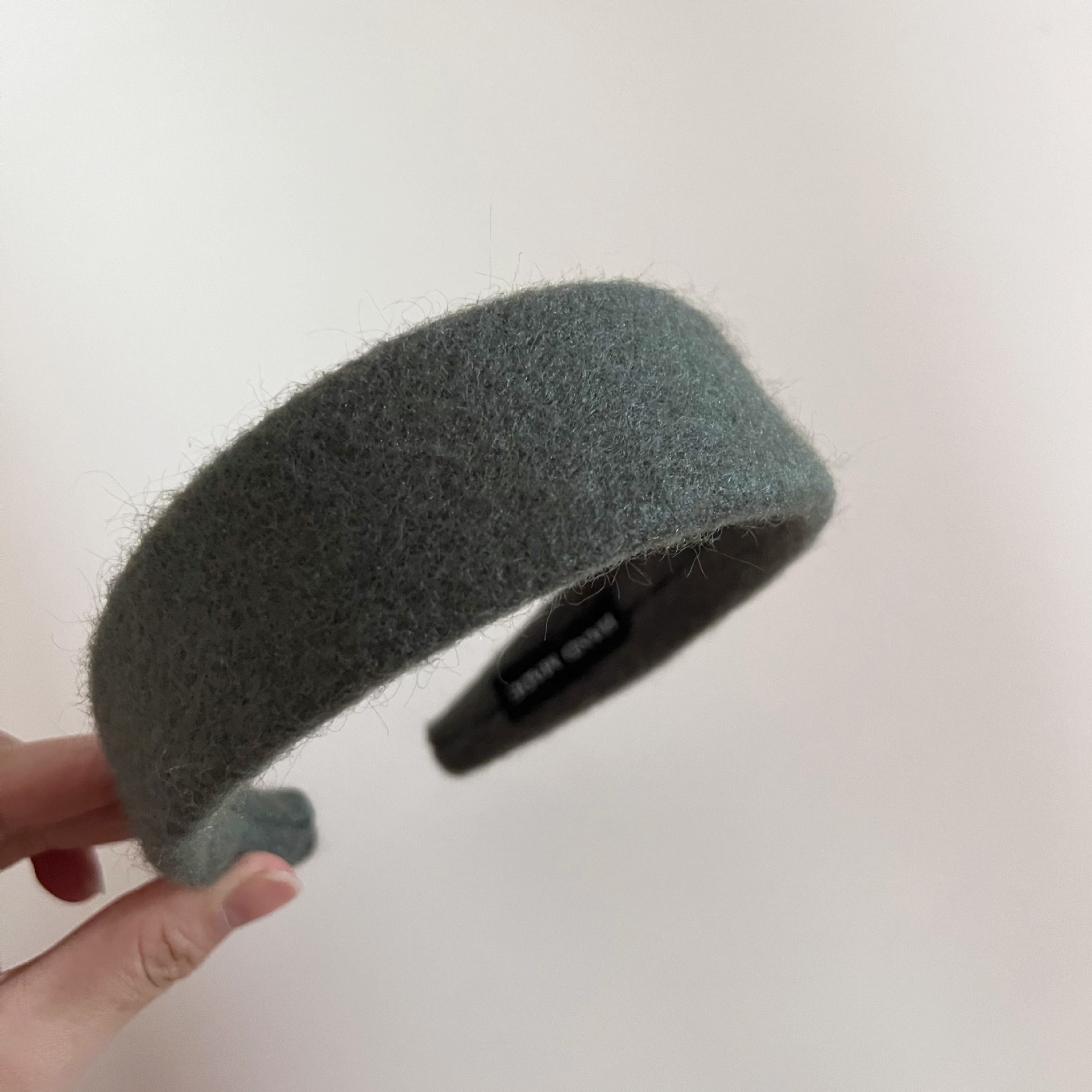 ヘアアクセサリー ふわふわ起毛素材の太めカチューシャ