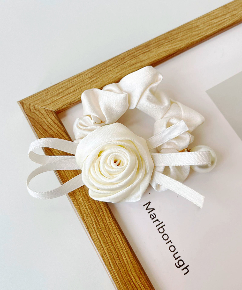 ヘアアクセサリー 薔薇モチーフ サテンシュシュ パール付きヘアゴム