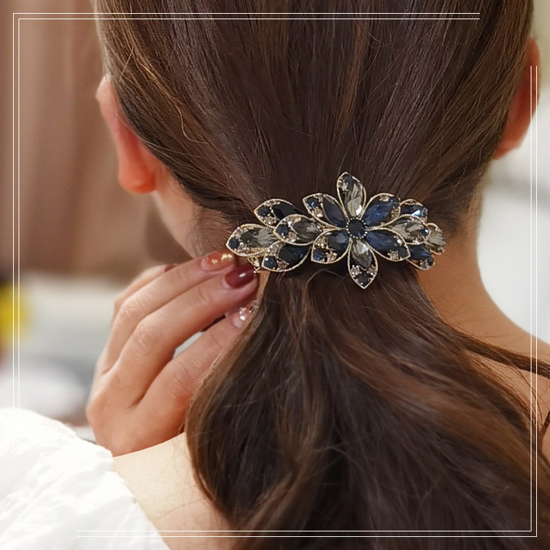 ヘアアクセサリー 華やかビジュー花型バレッタ