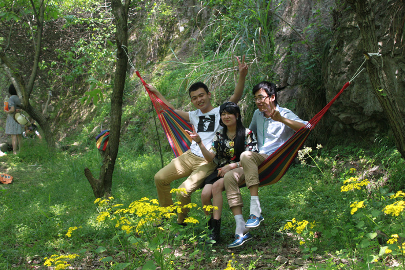 ハンモック 木立に吊るす虹色縞模様の携帯用吊り床