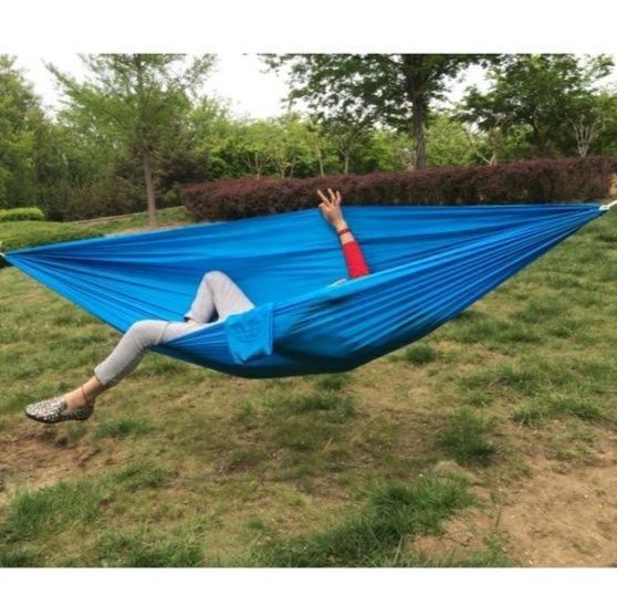 ハンモックキャンプ木陰で揺れる軽量携帯型吊り下げ式休憩寝床