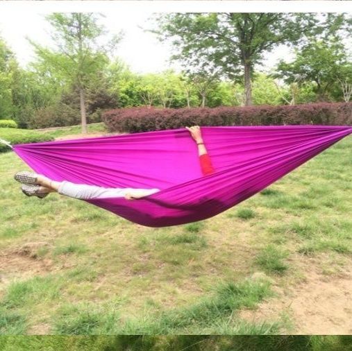 ハンモックキャンプ木陰で揺れる軽量携帯型吊り下げ式休憩寝床