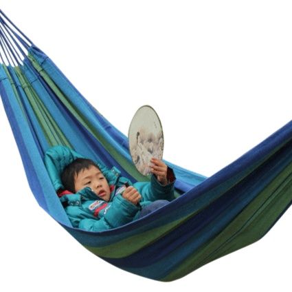 ハンモック 木立に吊るす虹色縞模様の携帯用吊り床