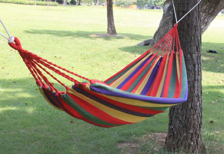 ハンモック 木立に吊るす虹色縞模様の携帯用吊り床