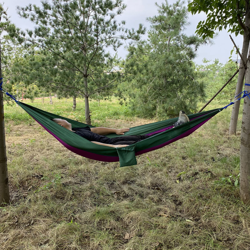 ハンモックキャンプ木陰で揺れる軽量携帯型吊り下げ式休憩寝床