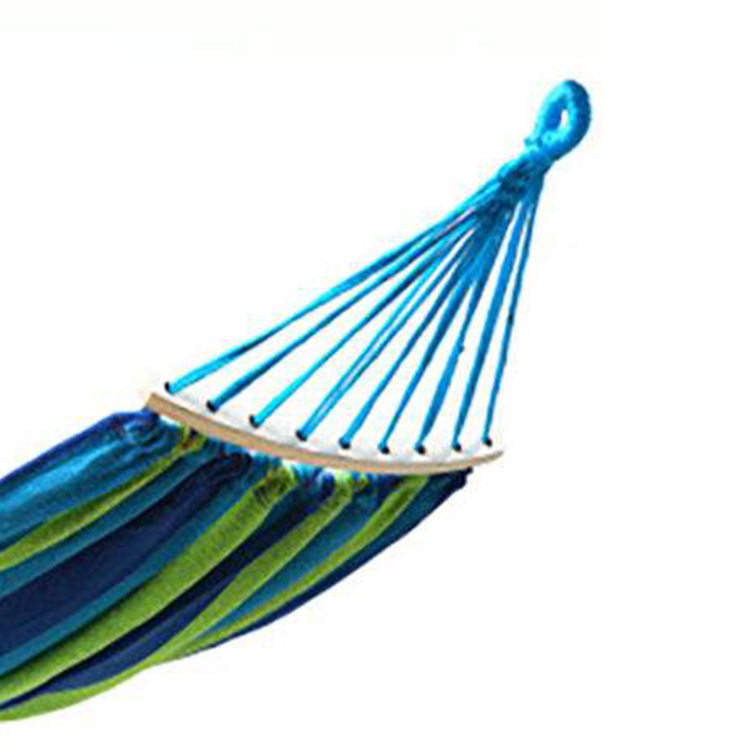 縞模様の木棒付き吊り下げ式ハンモック