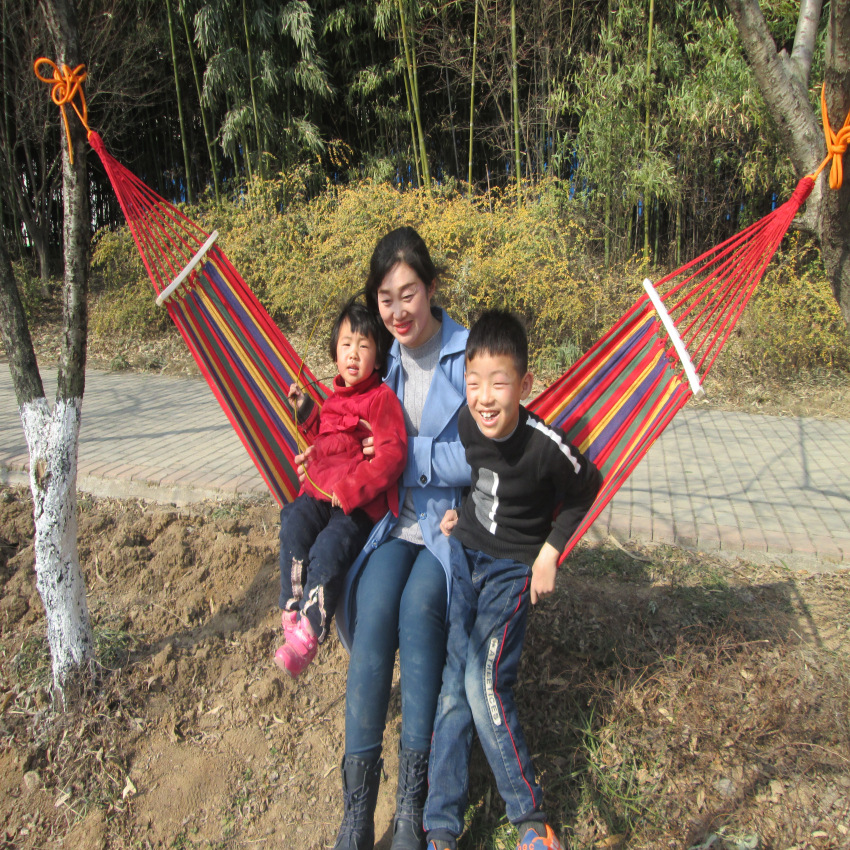 家族で楽しむ多彩なストライプ柄ハンモック