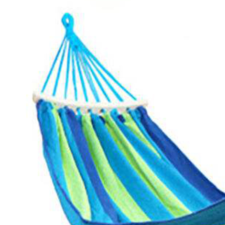 縞模様の木棒付き吊り下げ式ハンモック