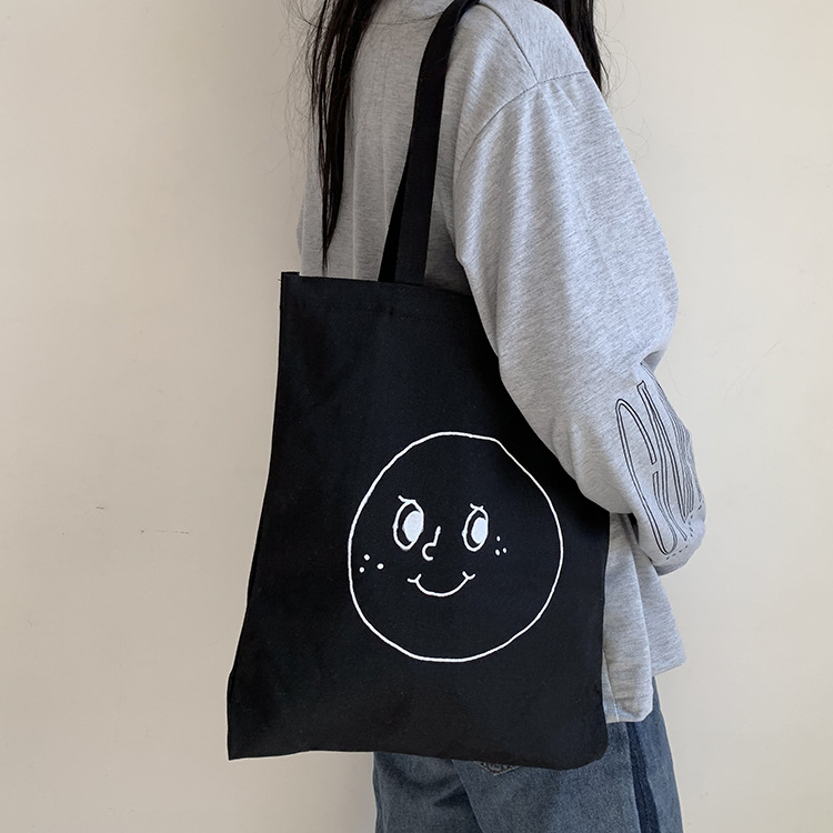 黒の布トートバッグおすすめ5選！どんな服装にも合わせやすく、軽くて持ち運びも楽