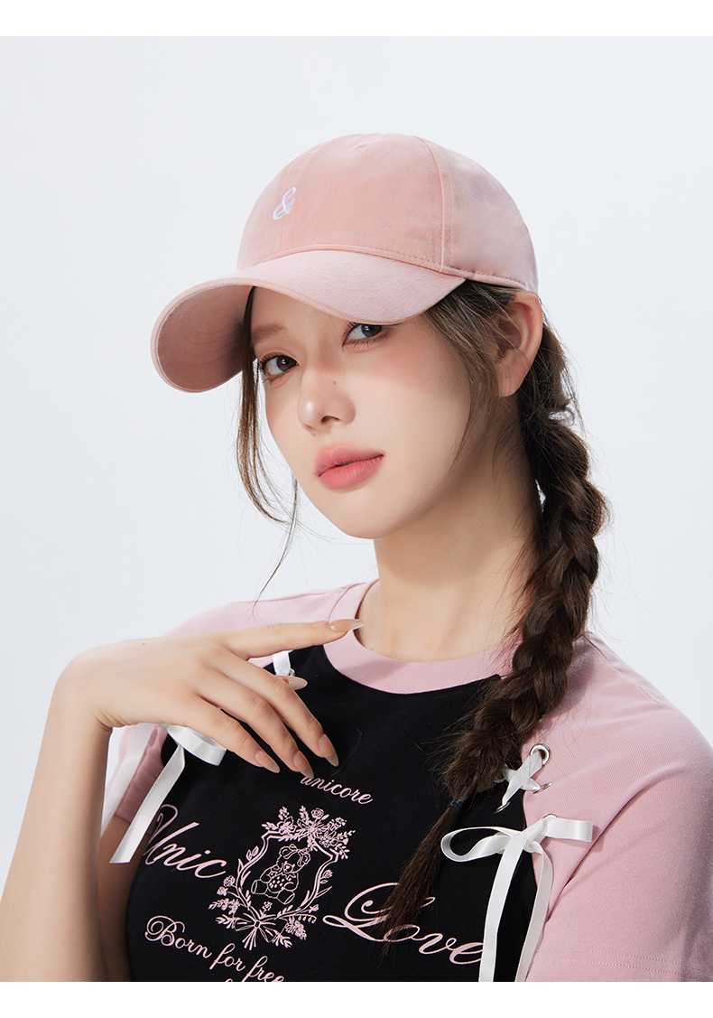 つばが長いキャップで魅せる！レディースのおしゃれを格上げする10選