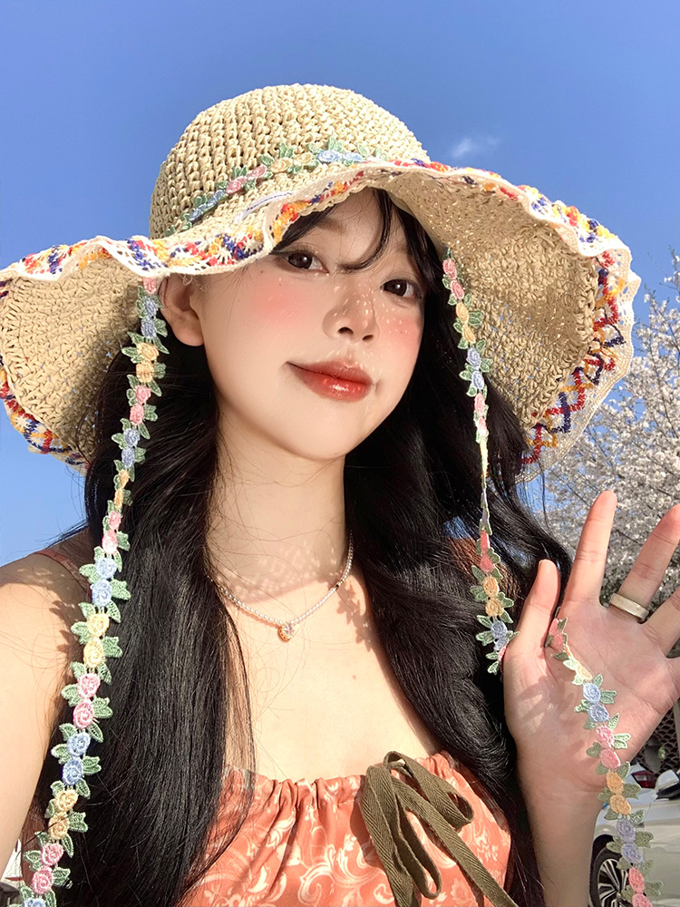 帽子 レディース 花飾りひも付き　波型つば麦わら帽子