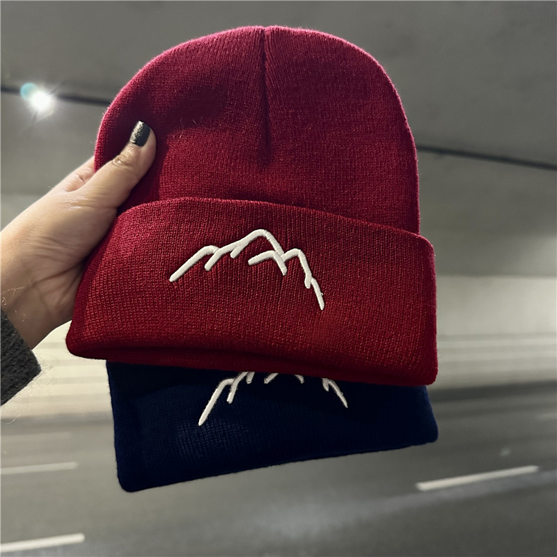 帽子 レディース 山脈刺繍入りニット帽