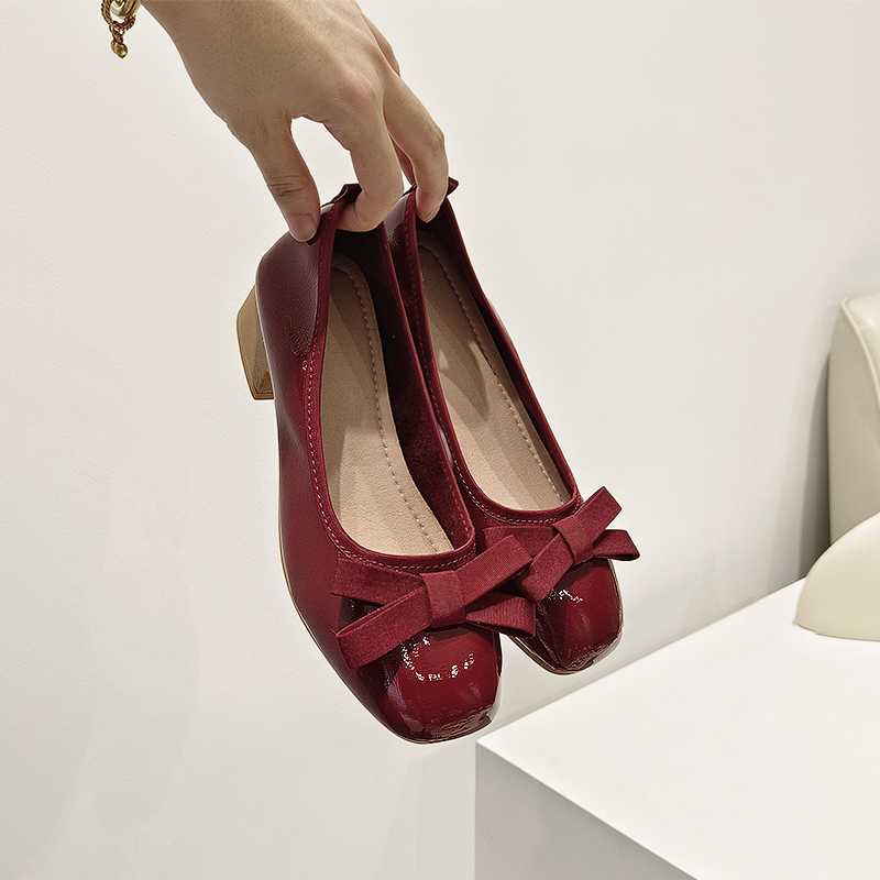 華やかな足元で演出する特別な日！リボンハイヒールのおすすめ5選