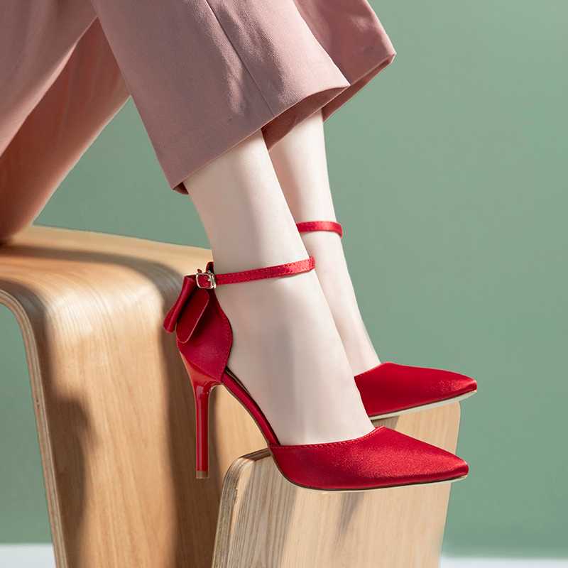 魅力を引き出す！赤ハイヒールで作る華やかな大人の着こなし5選