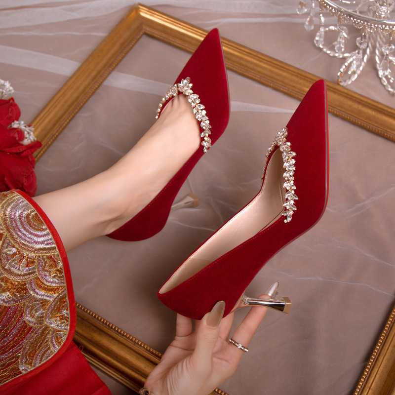 情熱を纏う赤ピンヒールで魅せる!大人の艶やかコーデ5選