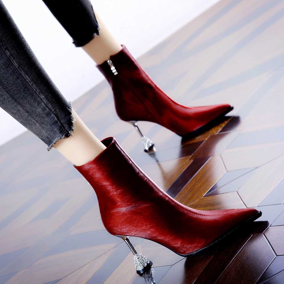 足元にきらめきを添えて！ビジューヒールで魅せる上品コーデ5選