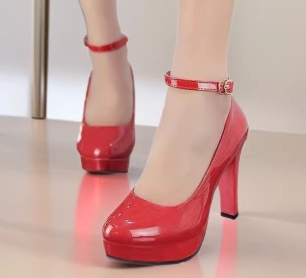 ８センチヒール エナメル調アンクルストラップ厚底パンプス