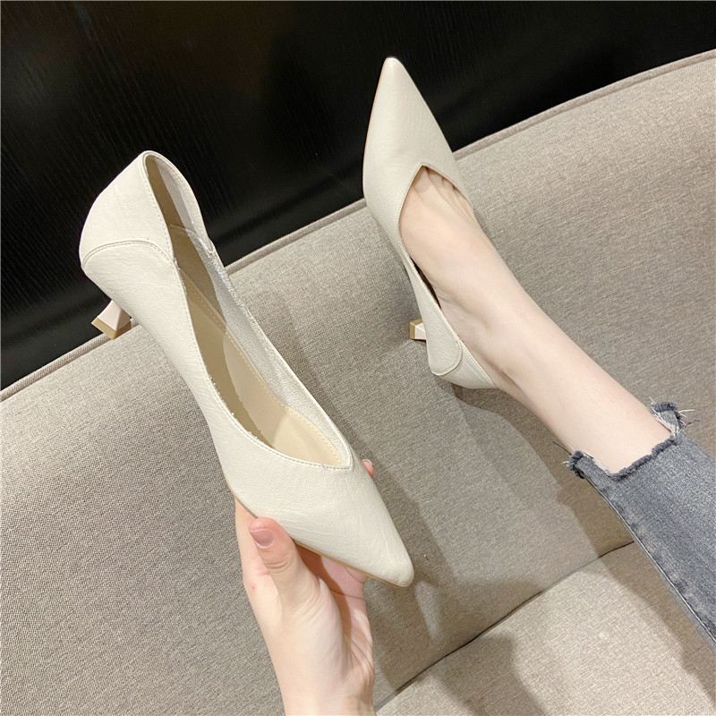 ポインテッドトゥ 柔らかレザー ローヒールパンプス