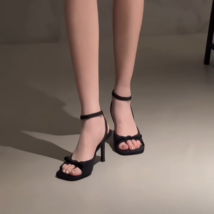 ヒール スクエアトゥリボンサンダル