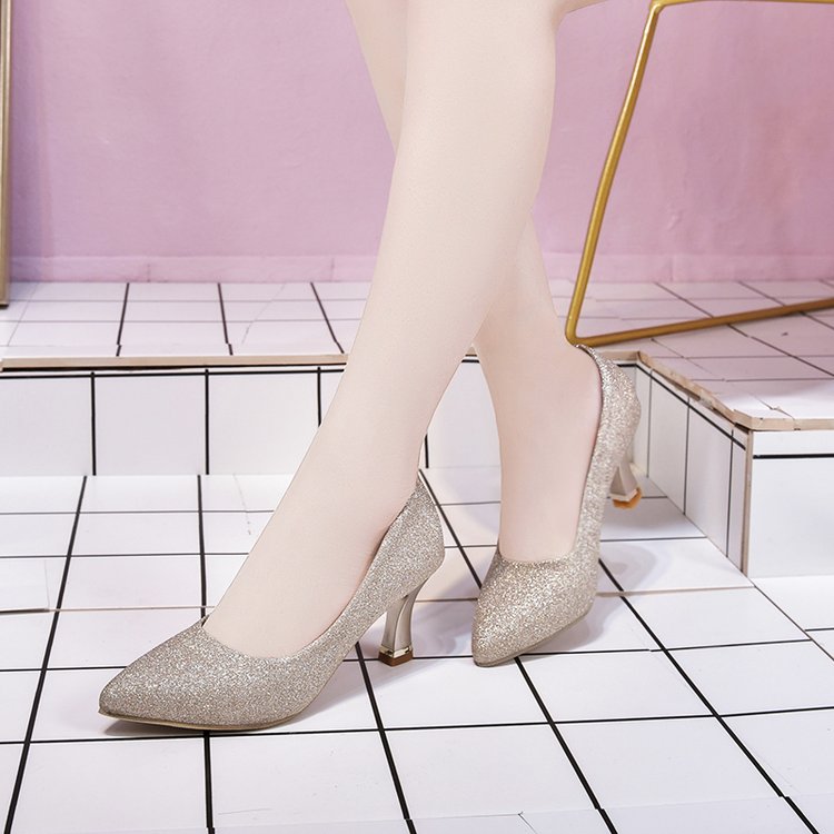 キラキラ輝く5センチヒールパンプス