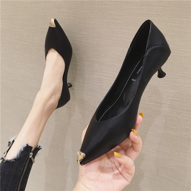 ポインテッドトゥ 柔らかレザー ローヒールパンプス