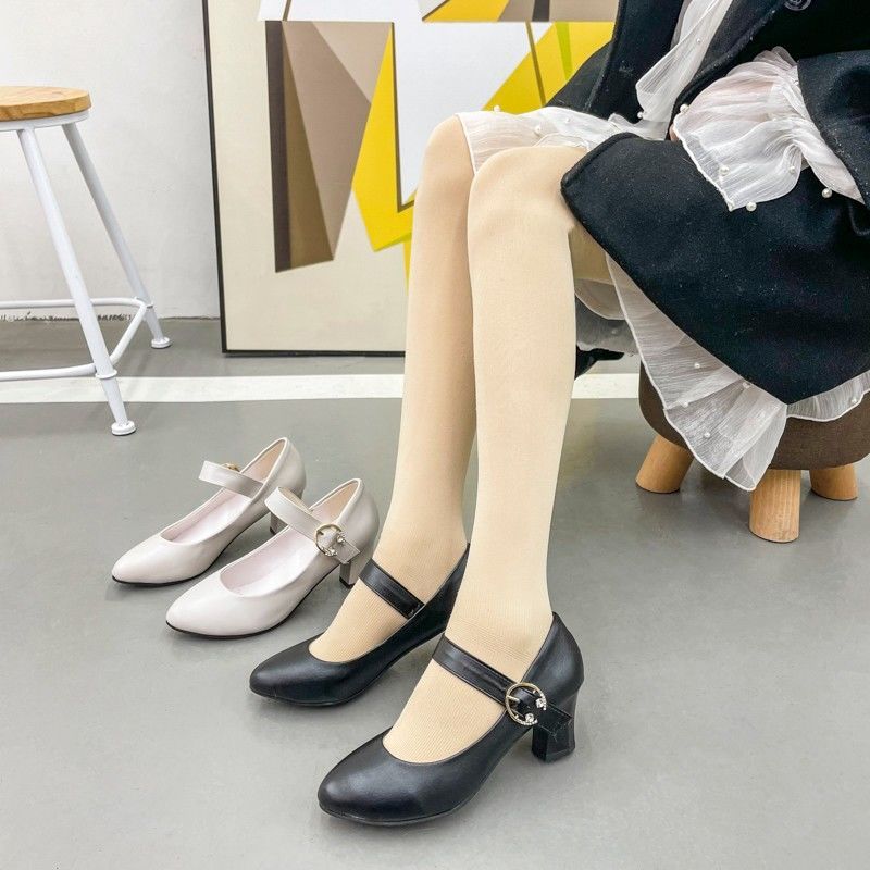 上品なワンストラップ太ヒールパンプス