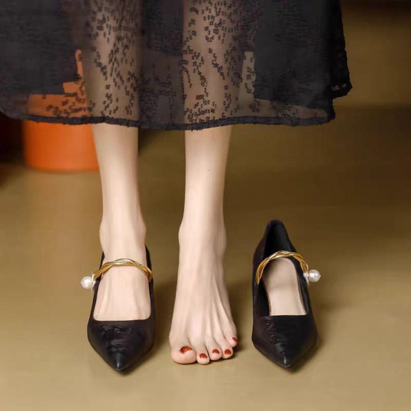 尖りトゥ細ヒールパンプス 上品アンクルストラップ