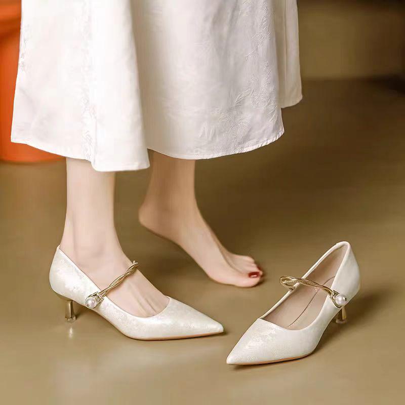 尖りトゥ細ヒールパンプス 上品アンクルストラップ