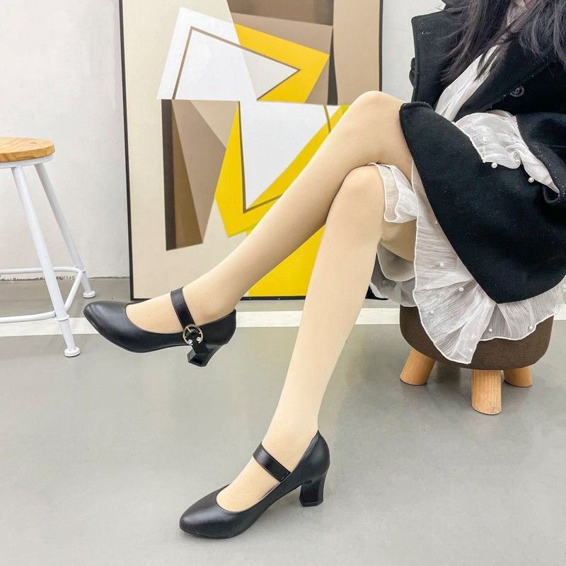 上品なワンストラップ太ヒールパンプス