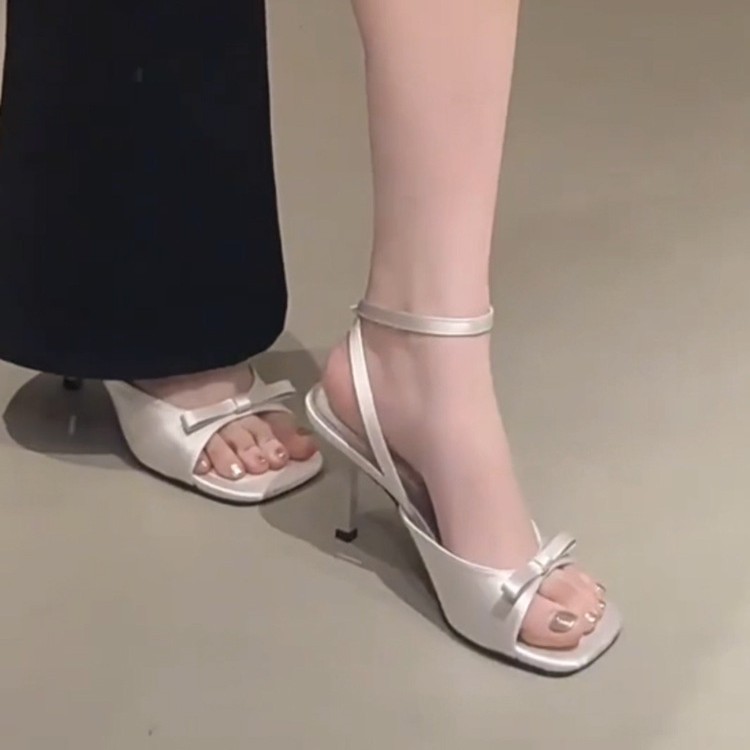 ヒール スクエアトゥリボンサンダル