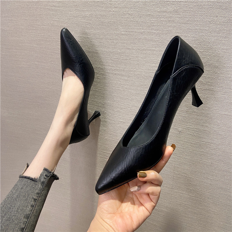 ポインテッドトゥ 柔らかレザー ローヒールパンプス