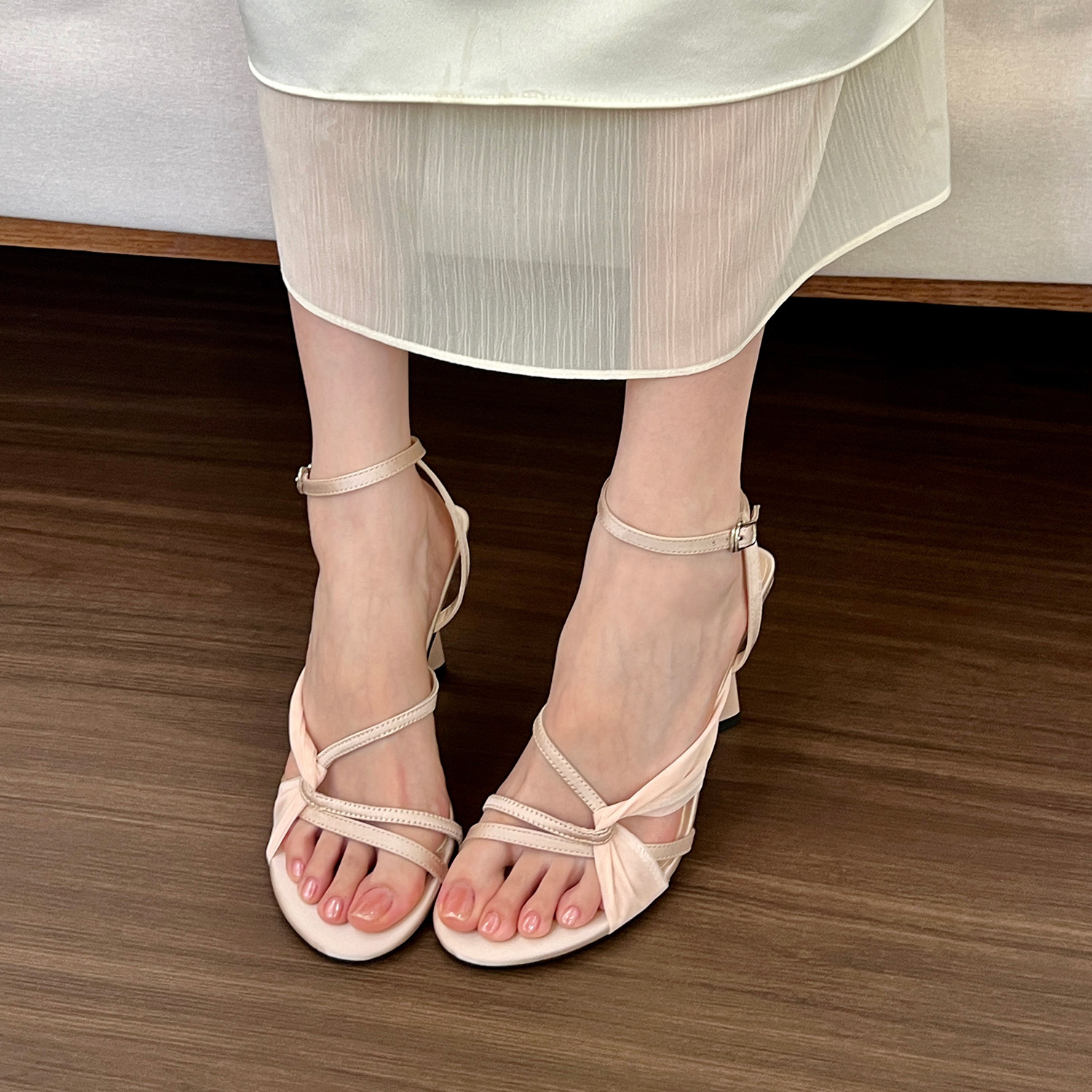 ヒール 優美なクロスストラップサンダル