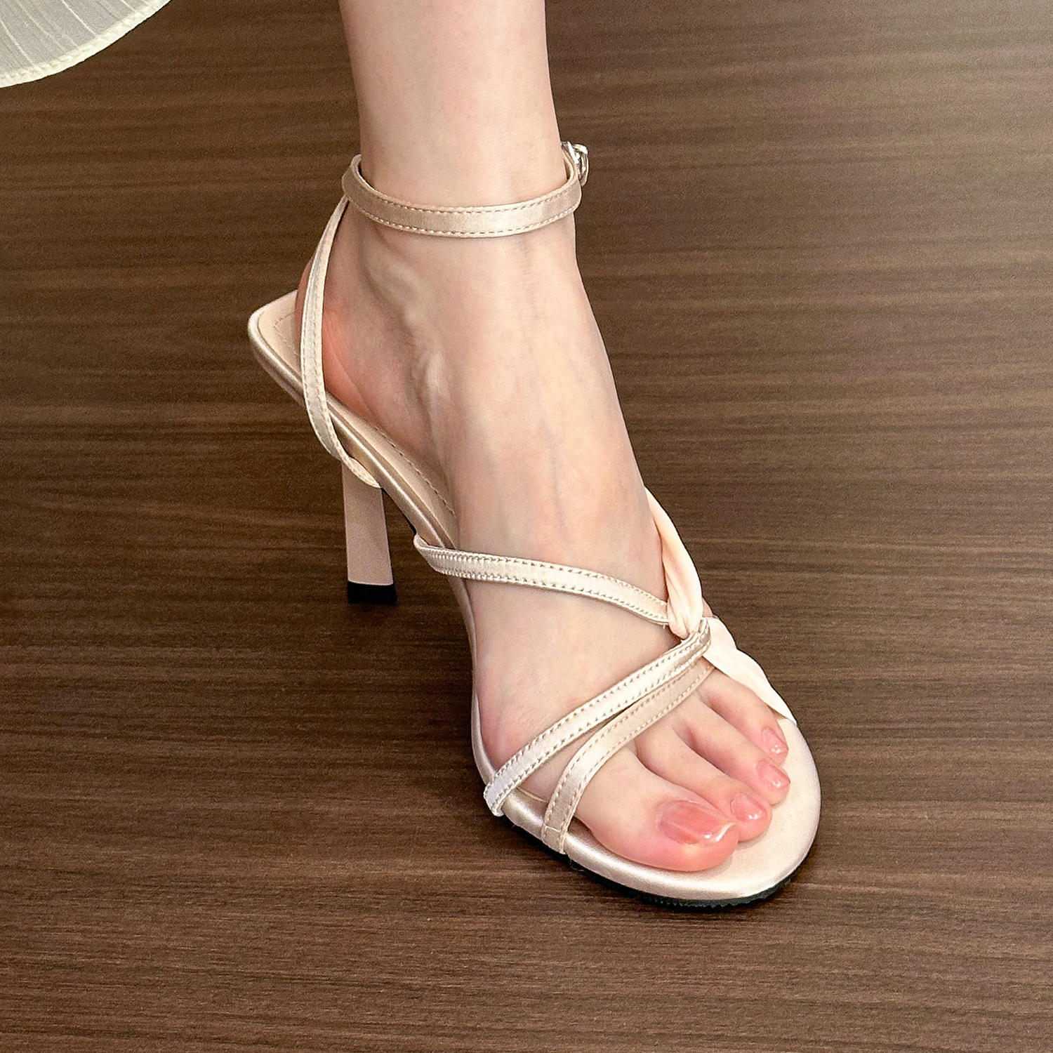 ヒール 優美なクロスストラップサンダル