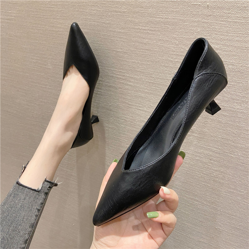ポインテッドトゥ 柔らかレザー ローヒールパンプス