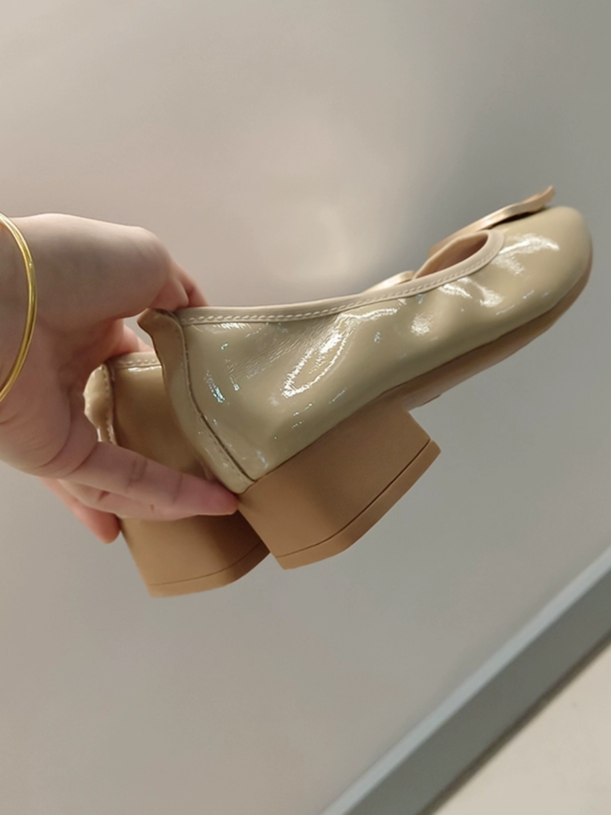ヒール 角飾り付き上品スクエアトゥパンプス