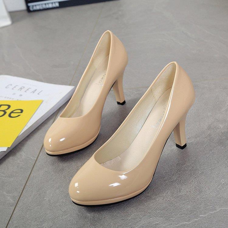 エナメル調ラウンドトゥ8センチヒールパンプス