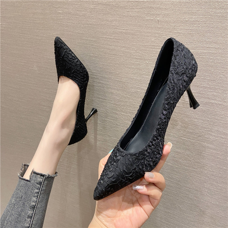 上品な3センチ細ヒールポインテッドトゥパンプス