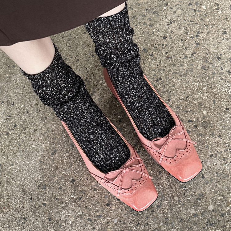 ヒール リボン付き本革彫刻パンプス