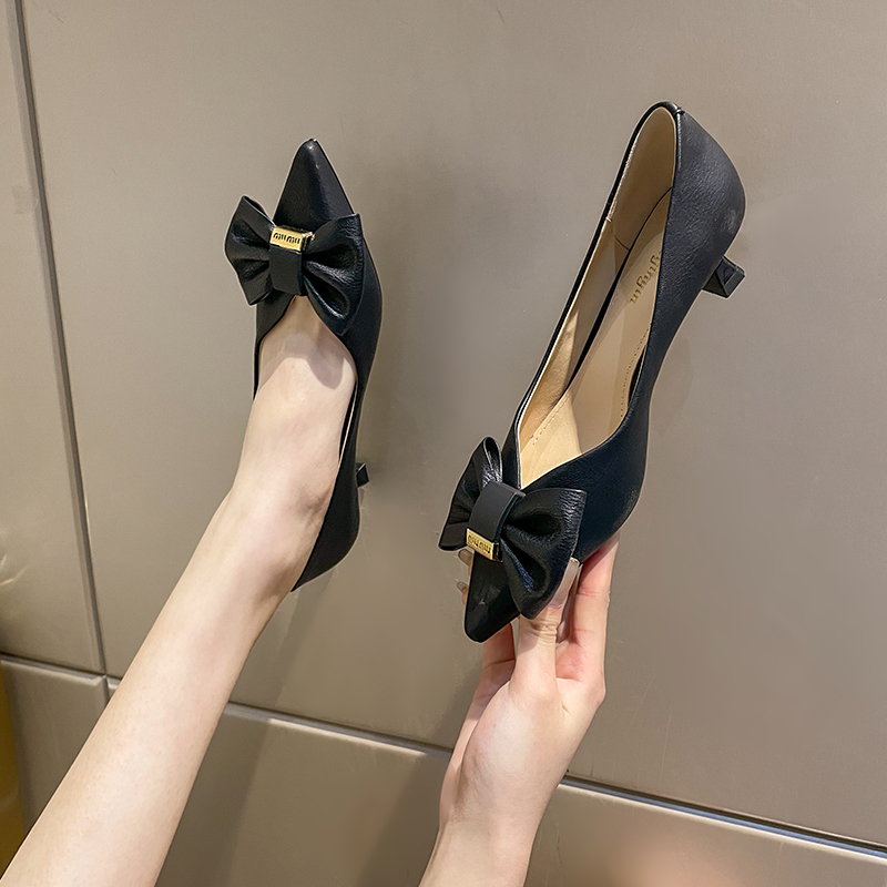リボン付き尖頭ローヒールパンプス