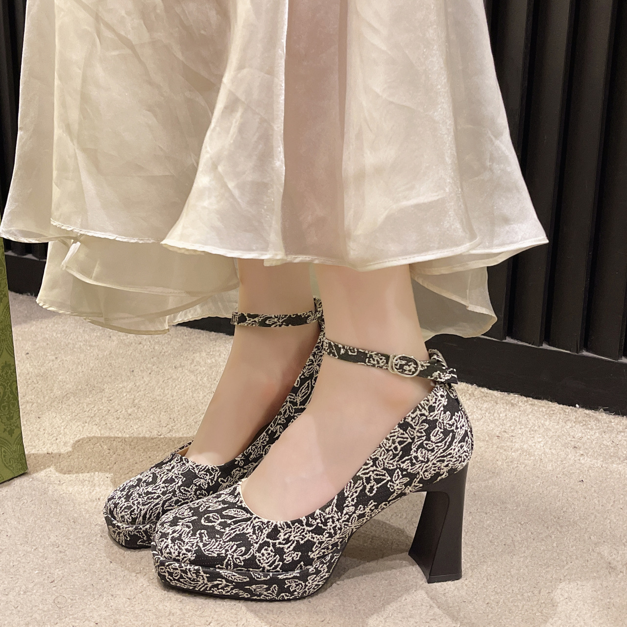 https://fulmo-img-server.com/heels/3ed25320-55d9-4ca3-98d0-3d018a32b631.jpg